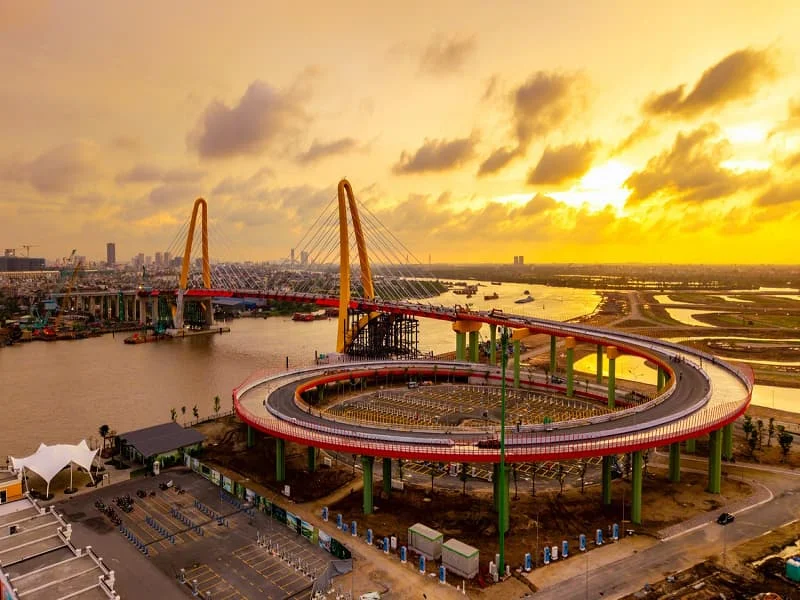 Tàu điện, hàng không và những pha ‘chơi lớn’ của Vingroup, Sun Group