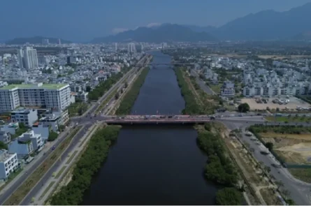 Nên chặt hay giữ hàng cây xanh dọc hai bờ sông Quán Trường ở Nha Trang?