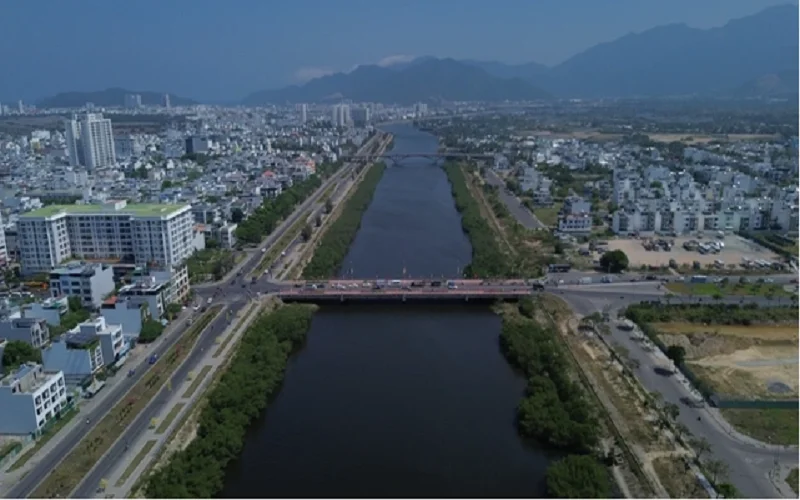 Nên chặt hay giữ hàng cây xanh dọc hai bờ sông Quán Trường ở Nha Trang?